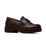 Zapato tipo mocasín de cuero color bordó, con suela track de plataforma negra y detalle de antifaz en el empeine.