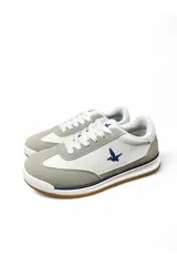 Championes urbanos Santa Barbara modelo Roam Summer, color beige y blanco con detalles en azul oscuro y suela de goma marrón. Presentan diseño combinado de lona y material sintético con cordones blancos.
