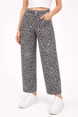 Pantalon de jean de corte holgado y tiro alto, con estampado animal print abstracto en tonos gris y negro.