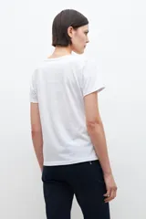 Remera blanca de algodón con escote en V y mangas cortas.