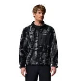 Campera de polar con textura tipo corderito, con estampado camuflado en tonos grises y negros. Presenta cierre frontal completo, cuello alto y un bolsillo frontal en el pecho con cierre y logo de la marca.