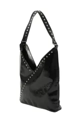 Cartera tipo hobo de cuero sintético negro con acabado brillante, decorada con tachuelas metálicas plateadas a lo largo de la correa y en la costura frontal diagonal.