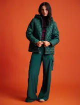 Campera capitoneada azul marino con capucha desmontable, cierre metálico central, bolsillos delanteros y avíos metálicos con logo de la marca Michael Kors.