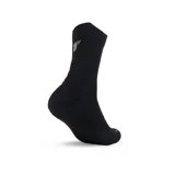 Medias deportivas de caña media color negro, con tejido acanalado en la parte superior y logo bordado en blanco.