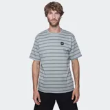 Remera de manga corta con diseño de rayas horizontales en tonos verdes y grises, cuello redondo y parche con logo de la marca en el pecho.