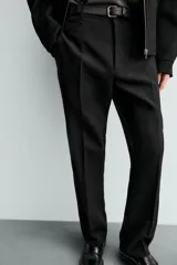 Pantalón de corte regular fit confeccionado en lana de origen italiano. Presenta bolsillos laterales, bolsillo cerillero frontal, bolsillos traseros de vivo y cierre frontal con cremallera y botón.
