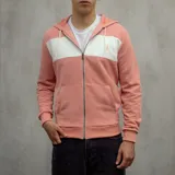 Campera con capucha color salmón y blanco, con cierre frontal y bolsillos tipo canguro.