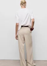 Camiseta de manga corta y cuello redondo, con diseño oversize y corte holgado.