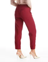 Pantalón de vestir corte slim color verde militar, con cierre frontal, bolsillos laterales con detalle plisado y bolsillos traseros tipo ojal.