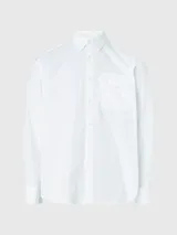 Camisa de corte relajado confeccionada en popelina de algodón con elastano. Presenta cuello clásico, cierre frontal con botones, mangas largas con puños abotonados y un bolsillo frontal con solapa en el pecho.