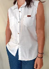 Musculosa tipo camisa con cuello camisero, cierre frontal de botones y dos bolsillos delanteros en el pecho. Diseño a rayas verticales en tonos celeste y blanco.