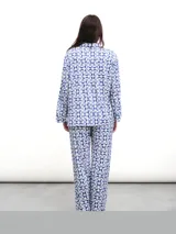 Conjunto de pijama de dos piezas, color verde menta con estampado de cuadros irregulares en blanco. Incluye camisa de manga larga con botones y pantalón largo con cintura elástica.