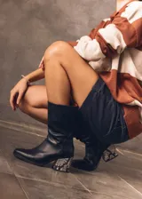 Botas de cuero negras de caña media con taco de diseño animal print.