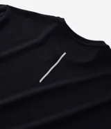 Remera deportiva de manga corta y cuello redondo, confeccionada en tejido tech fleece con tecnología dry que facilita la transpiración y el secado rápido. Presenta un corte comfort holgado y diseño liso sin estampas.