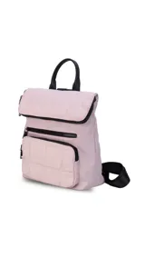 Mochila de nylon capitoneada color celeste, con diseño acolchado en cuadrícula. Posee un compartimento principal con cierre y solapa, además de dos bolsillos frontales con cierres negros a la vista.