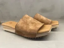 Zueco color beige con capellada de cuero gamuzado y base de madera clara.