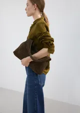 Jeans de denim azul de corte wide leg, tiro medio y diseño clásico con bolsillos y cierre frontal.