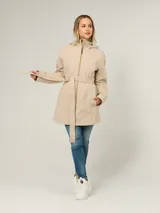 Campera softshell Tommy Hilfiger de color beige, con capucha, cierre frontal y cinturón anudable a la cintura. Presenta bolsillos laterales y un diseño resistente al viento y al agua.