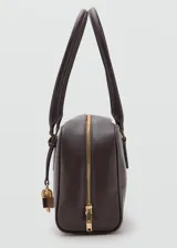 Bolso de mano de poliuretano color marrón oscuro, con doble asa para el hombro, herrajes metálicos dorados y detalle de llavero decorativo con candado y llaves.