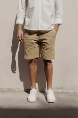 Bermuda lisa de corte clásico, con bolsillos laterales y traseros. Confeccionada en tejido de algodón con elastano para mayor comodidad.