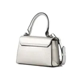 Cartera chica tipo bandolera de símil cuero color plateado, con solapa y cierre de broche giratorio, asa superior fija y correa regulable extraíble. Cuenta con el logo de la marca en la parte frontal y herrajes plateados.