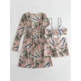 Conjunto de traje de baño de tres piezas con estampado de hojas tropicales en tonos blanco y negro. Incluye un top tipo tankini con cordón ajustable en el centro, un short de tiro alto y una camisa abierta de manga larga tipo salida de baño.