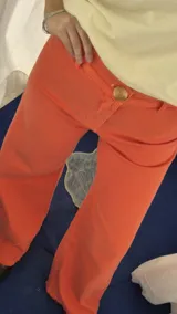Pantalón de jean rosa de corte recto.