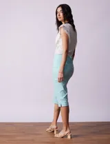 Bermuda color beige en gabardina elastizada, marca Ruby Rd. Con pretina ancha elastizada, bolsillos delanteros simulados y bolsillos traseros aplicados.