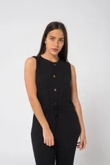 Mono largo color rojo, de morley, con corte holgado, sin mangas, con botones frontales y cinturón de lazo.