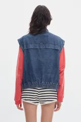 Chaleco utility oversized de denim, color bordó con lavado acid wash, bolsillos cargo en el pecho y cierre frontal con botones metálicos.