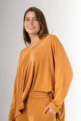 Remerón color camel de viscosa y algodón, de corte amplio y mangas largas.