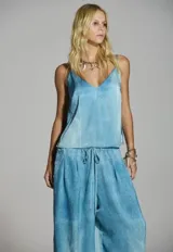 Blusa sin mangas de satén color celeste, con efecto desgastado washed denim, escote en V y tirantes finos.