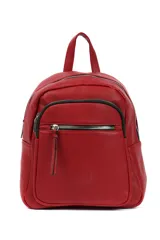 Mochila roja de cuero sintético con múltiples bolsillos con cierre y llavero decorativo.