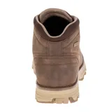Bota de caña baja Caterpillar modelo Elude WP, confeccionada en cuero de plena flor impermeable color marrón oscuro. Presenta cierre con cordones, cuello acolchado y suela de goma en tono beige con diseño dentado para mayor tracción.