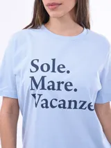 Remera blanca de manga corta con estampado frontal de una tortuga marina rodeada de corales y la frase "OCEAN LIFE".