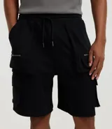 Bermuda masculina color verde oliva, confeccionada en algodón con felpa. Presenta cintura con lazo ajustable y bolsillos cargo laterales con cierre de cremallera.