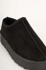 Zueco de gamuza color beige con interior forrado en piel sintética y plataforma de 5 cm de altura.