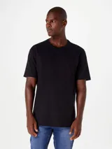 Camiseta básica de manga corta y cuello redondo, color rojo oscuro.