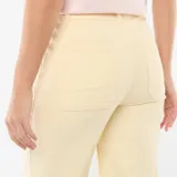 Pantalón de gabardina color amarillo claro, con corte wide leg, bolsillos plaqué al frente y presillas para cinturón.
