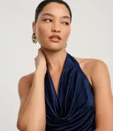 Top de mujer color azul marino con efecto satinado, diseño de cuello halter y escote drapeado (escote degagê o cuello boba).