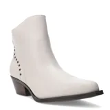 Botas de caña baja estilo texano, color blanco, con punta fina y taco cuadrado de madera. Presentan detalle de tachas metálicas en el lateral y cierre oculto.