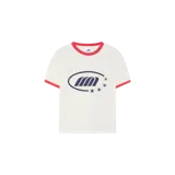Remera estilo ringer color crudo, con cuello redondo y ribetes en las mangas de color rojo. Presenta un estampado gráfico central en color azul oscuro con diseño ovalado, líneas diagonales y estrellas.