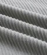 Polo de manga corta para hombre confeccionado en tricot liviano de algodón con textura acanalada, cuello polo estructurado y cierre frontal parcial.