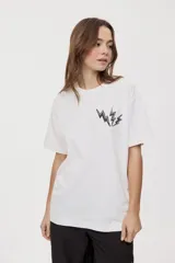 Remera de manga corta con calce oversized y cuello redondo, color gris oscuro, con pequeño gráfico de rayos naranjas en el frente.