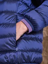 Campera puffer de plumas en color azul marino, con cierre frontal, cuello alto y diseño acolchado horizontal.