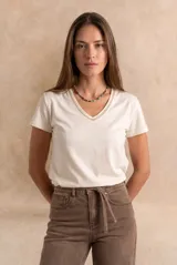 Remera de algodón peinado con escote en V y mangas cortas, corte al cuerpo en color blanco.