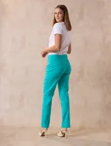 Pantalón celeste en gabardina elastizada marca Zac & Rachel. Pretina ancha con faja interna modeladora. Largo de pierna con costura frontal pespunteada. Trasera con bolsillos ojal simulados.