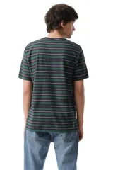 Remera de manga corta Levi's con diseño de rayas horizontales en tonos verdes, azules y blancos. Presenta cuello redondo en color azul marino y el logo de la marca bordado en el pecho.