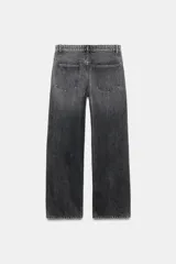 Pantalón de jean azul de corte recto y tiro medio.