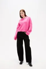 Sweater de punto color fucsia, con cuello redondo, diseño holgado y mangas largas con puños acanalados.